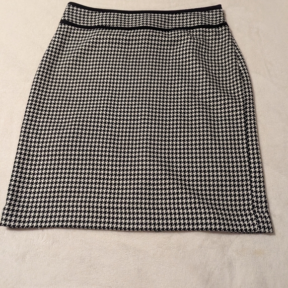 Covington Essentials skirt. Weave houndstooth pattern with side Zipper. - Picture 1 of 4
